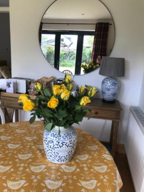 City Central Quiet Garden Apartment with Free Parking